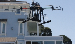 Khách sạn phục vụ đồ uống khách VIP bằng … máy bay